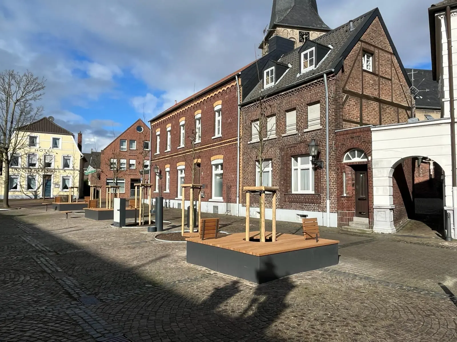 Der neugestaltete Marktplatz in der Grefrather Ortsmitte