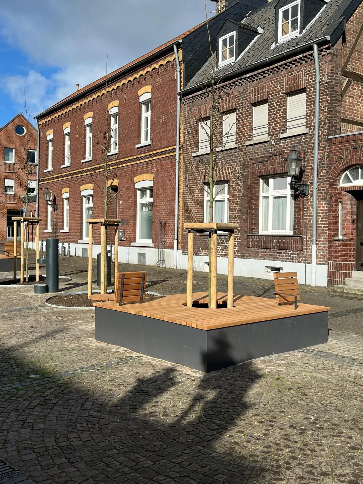 Der neugestaltete Marktplatz in der Grefrather Ortsmitte